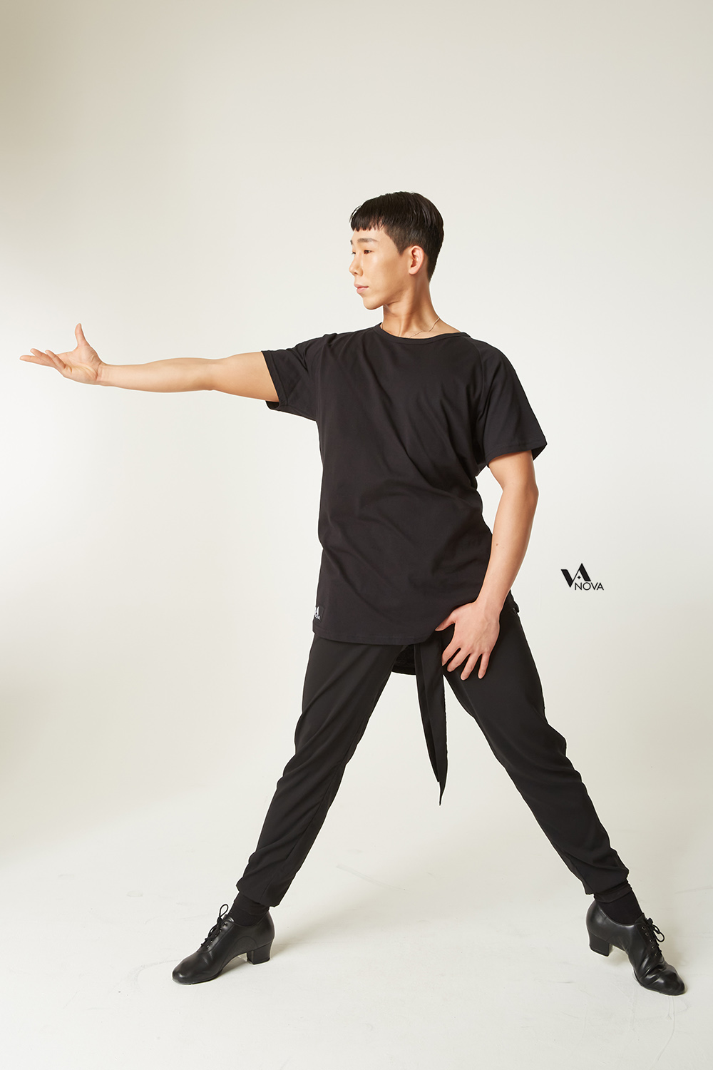 Roundneck Long Black T-shirt